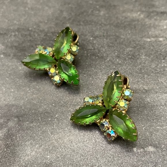 Vintage Jewelry - Vintage Green Crystal Gold Clip On Earrings